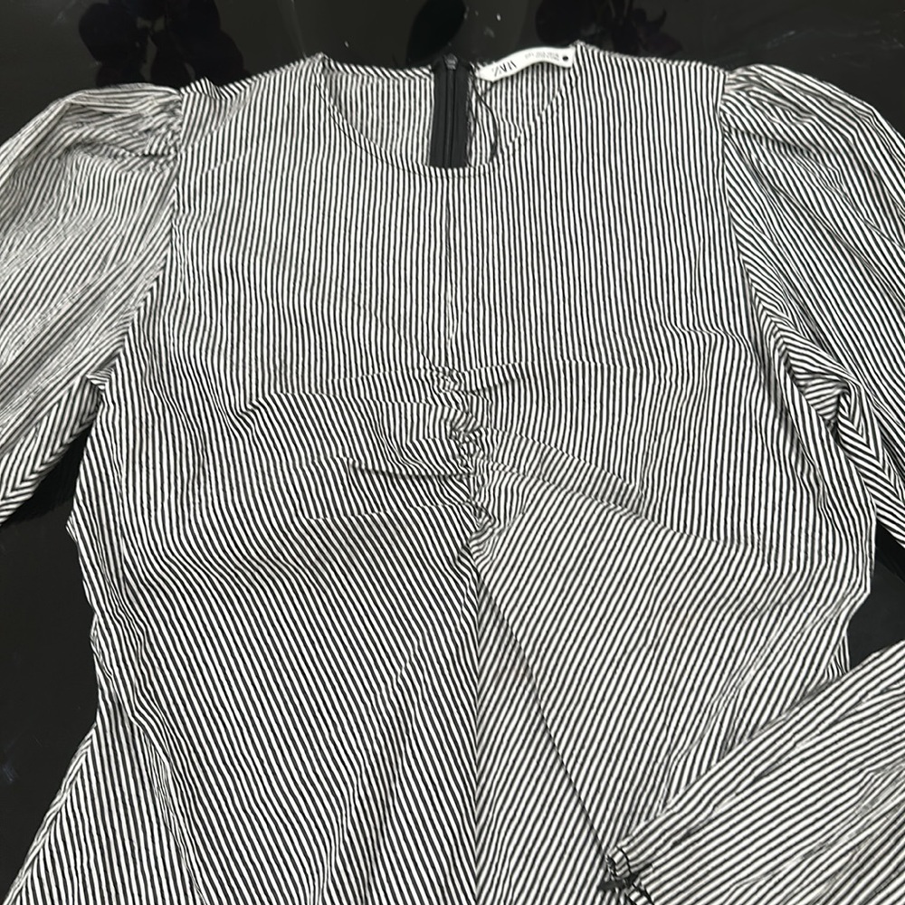Zara Top size L striped top, ruched front, zipper back closure brand new no tags